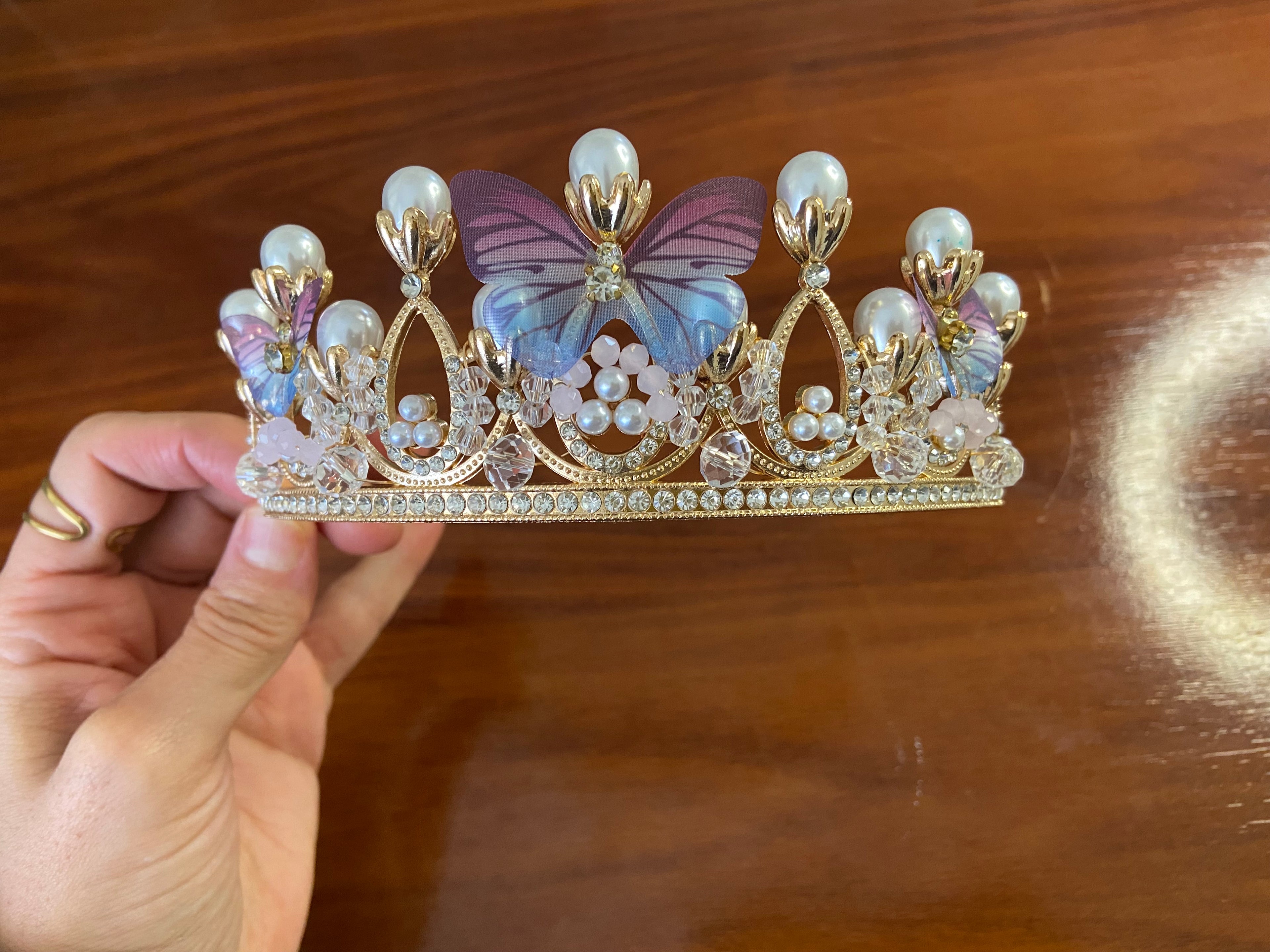 ✨ Corona de Princesa con Mariposas y Perlas – Regalo mágico de Navidad o Año Nuevo