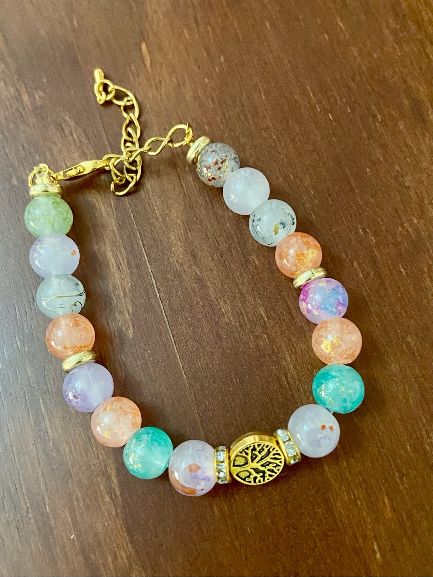 Pulsera de piedras naturales con dije árbol de la vida el cierre es acero