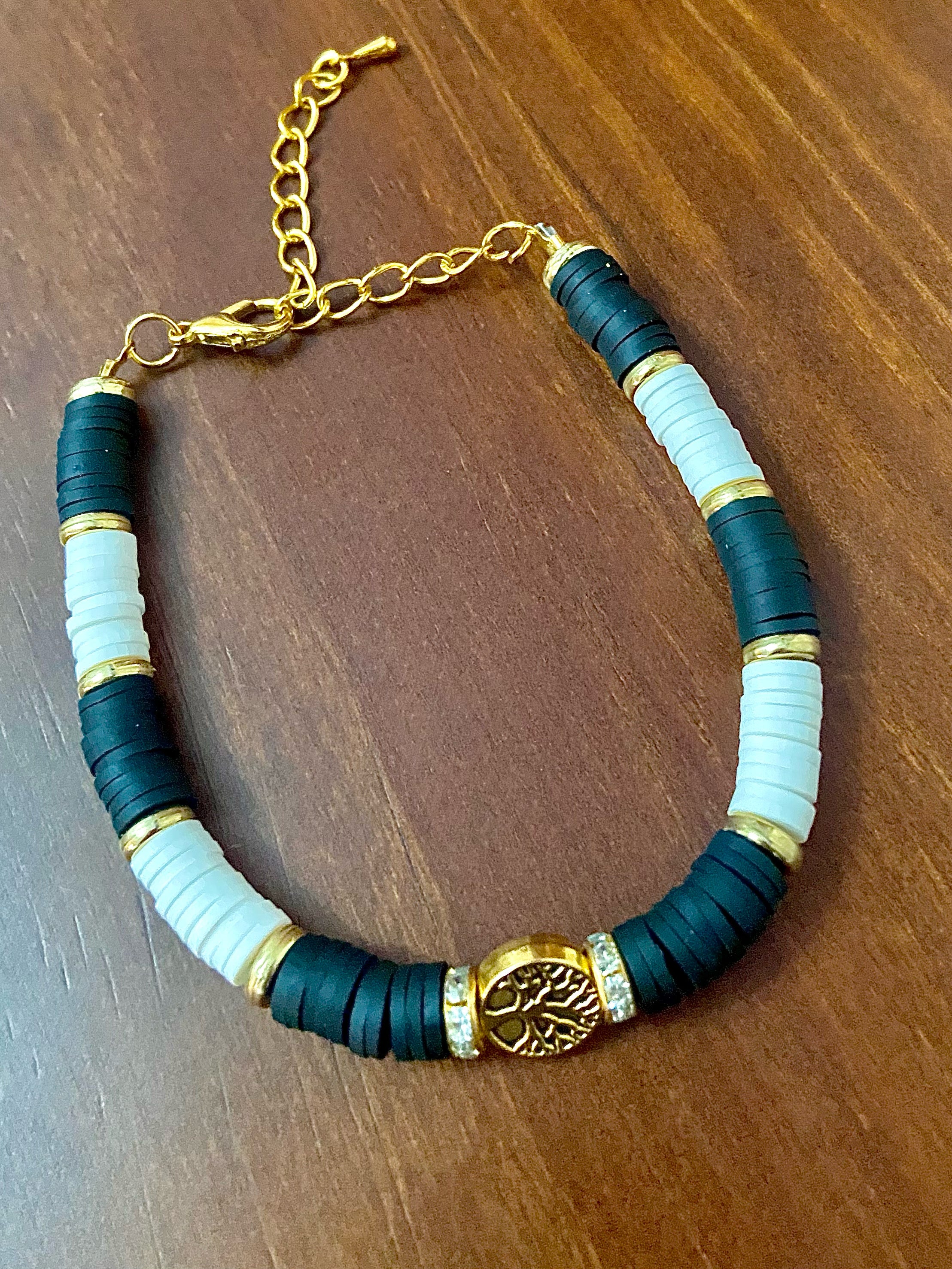 Pulsera artesanal con árbol de la vida y cuentas negras y blancas