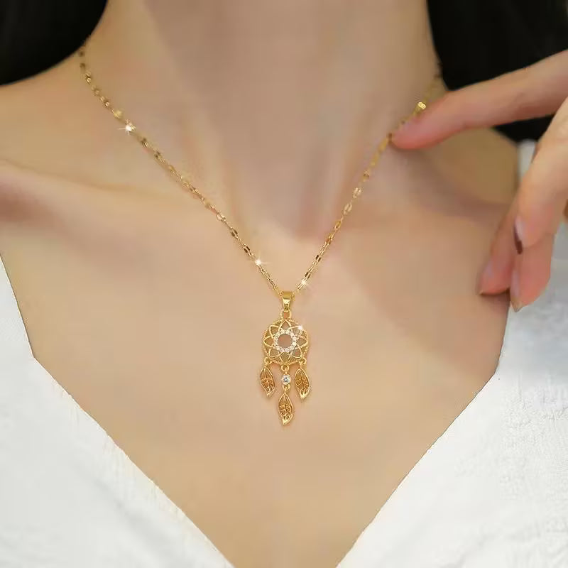 Collar con colgante de lunaria dorada elegante, con cadena