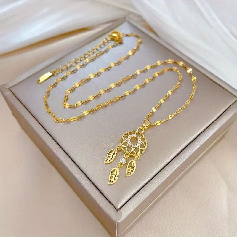 Collar con colgante de lunaria dorada elegante, con cadena