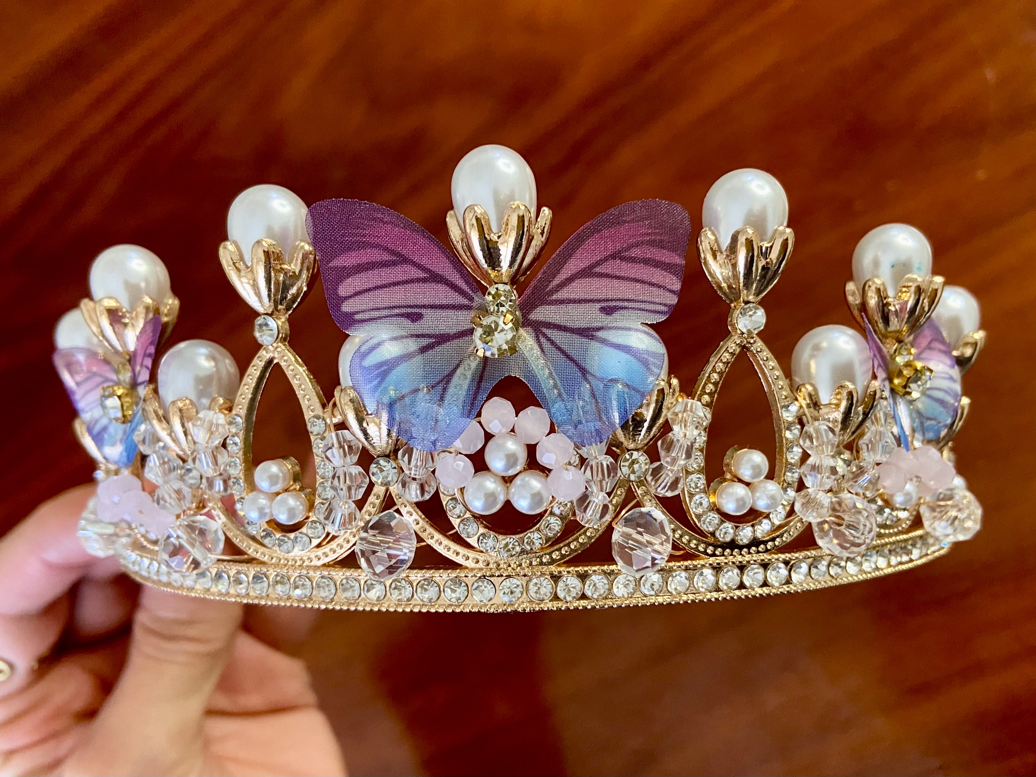 ✨ Corona de Princesa con Mariposas y Perlas – Regalo mágico de Navidad o Año Nuevo