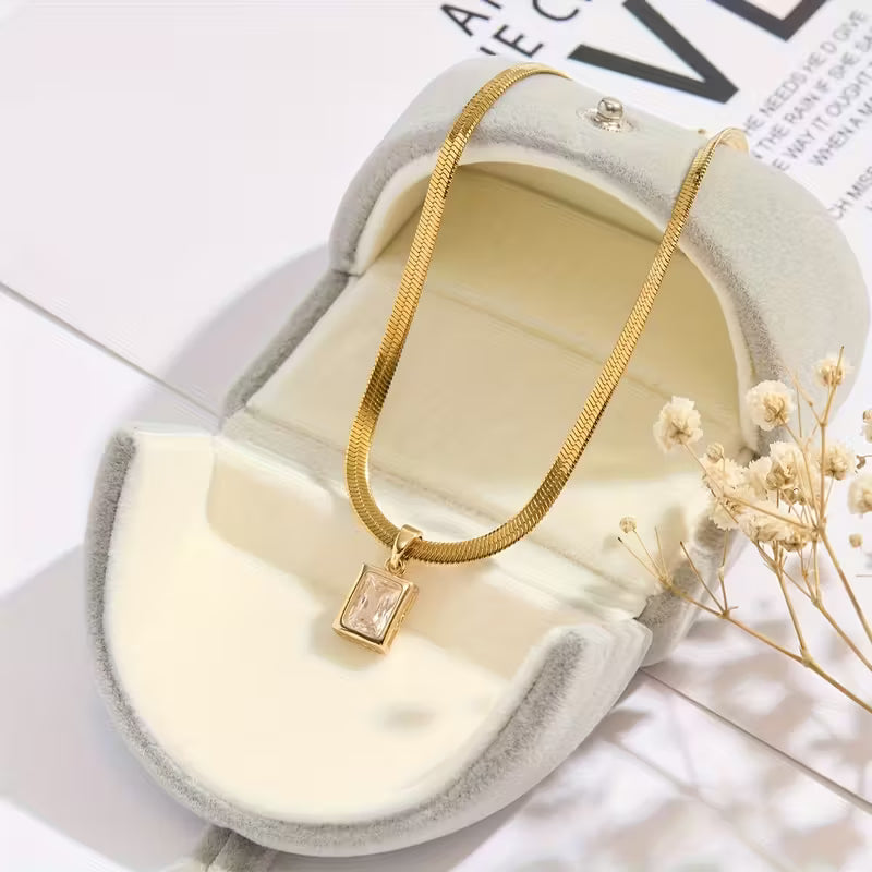 collar elegante minimalista inoxidable
