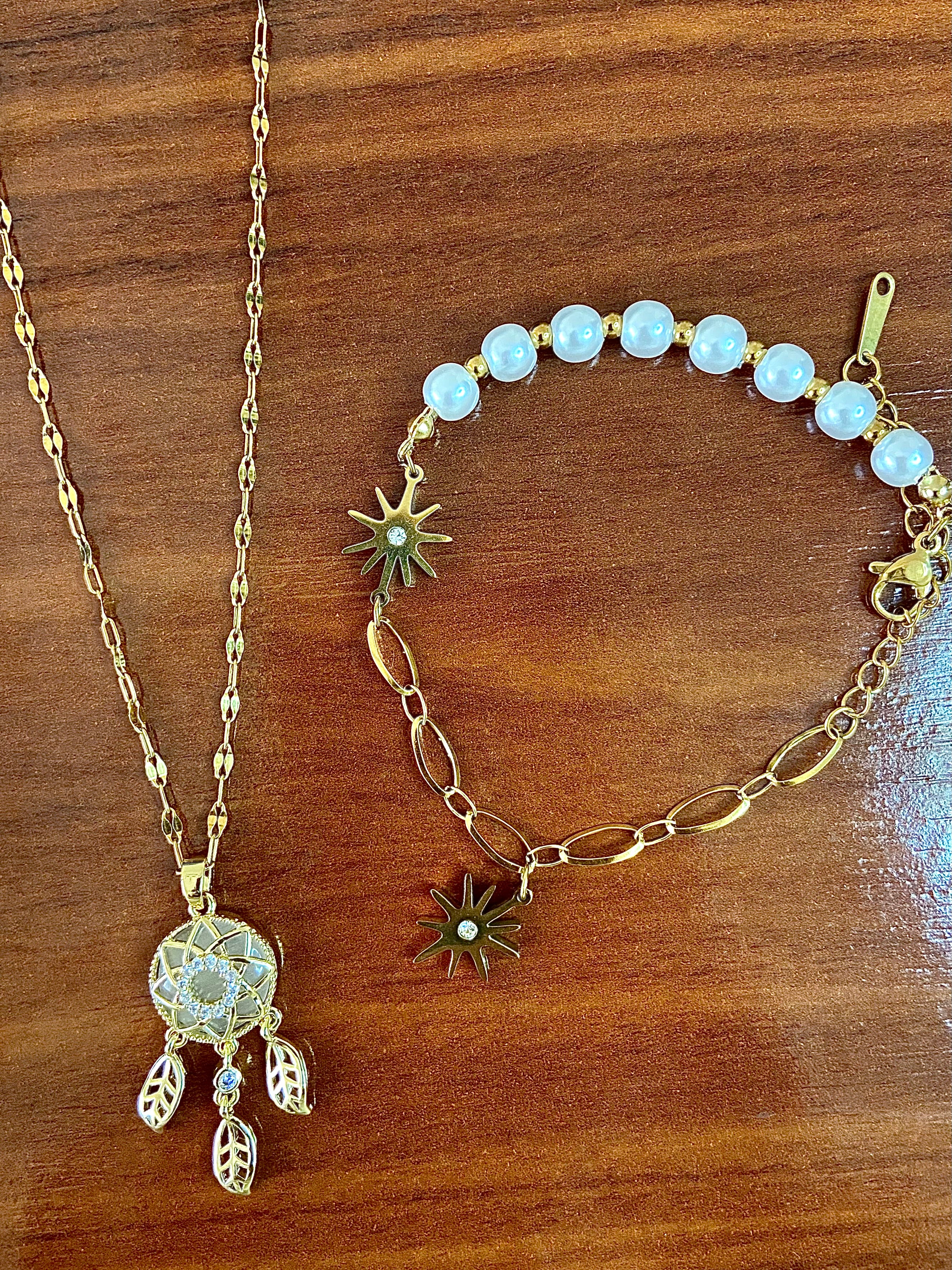 Conjunto dorado atrapasueños y pulsera mezclando acero con cuentas blancas