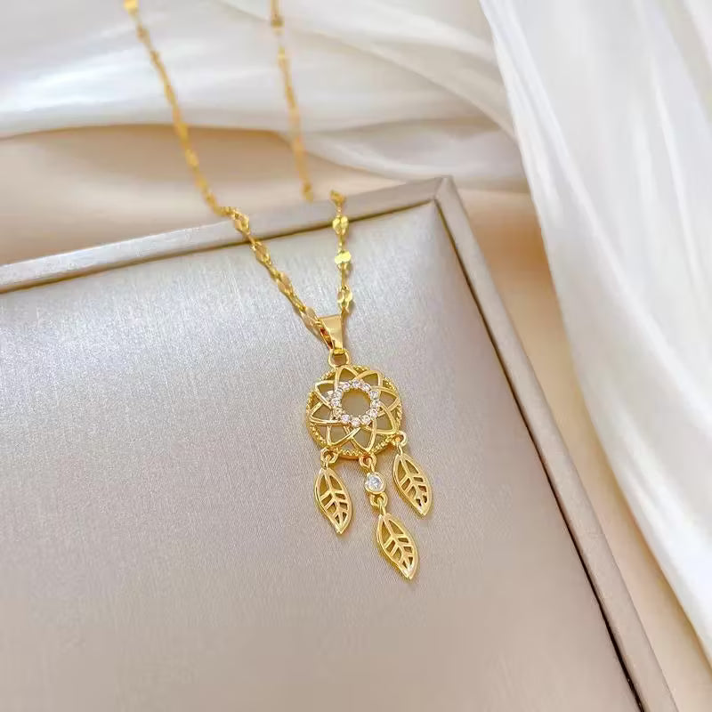 Collar con colgante de lunaria dorada elegante, con cadena