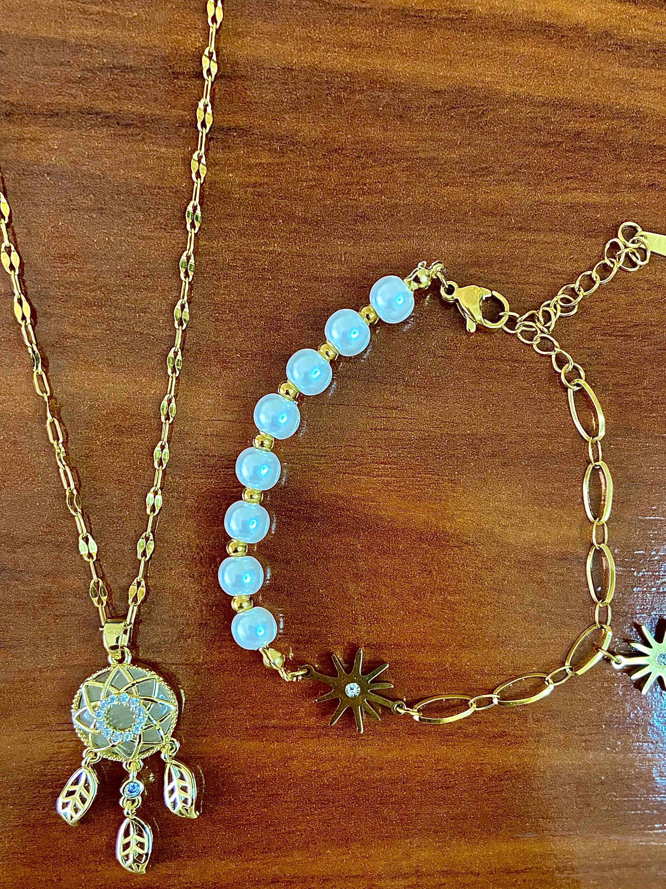 Conjunto dorado atrapasueños y pulsera mezclando acero con cuentas blancas
