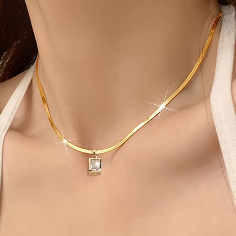 collar elegante minimalista inoxidable